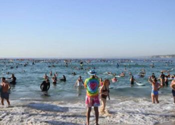 Australia reabre la playa de Bondi tras atentado y honra a las víctimas