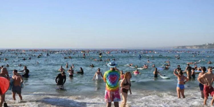 Australia reabre la playa de Bondi tras atentado y honra a las víctimas
