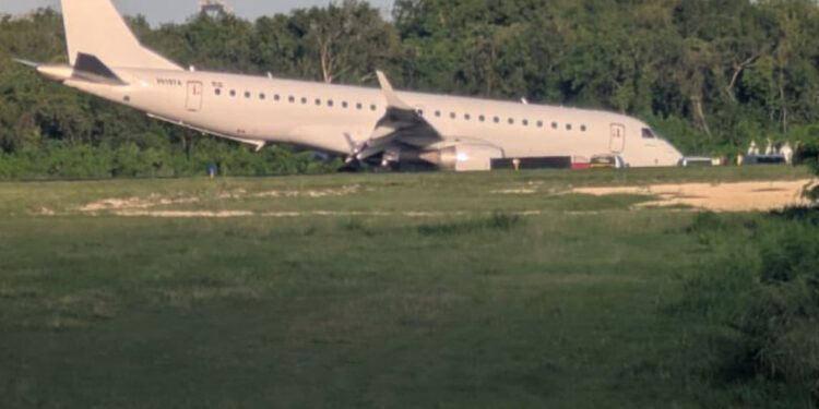 Avión aterriza de emergencia en Las Américas por falla técnica