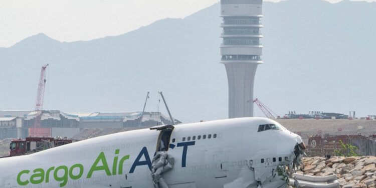 Avión de carga se sale de la pista en Hong Kong y mueren dos trabajadores