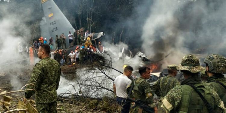 Avión militar en Colombia deja 48 sobrevivientes