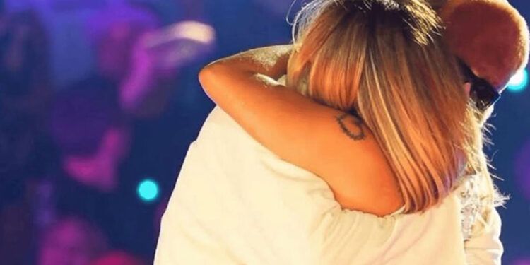 Bad Bunny cierra su paso por Medellín junto a Karol G
