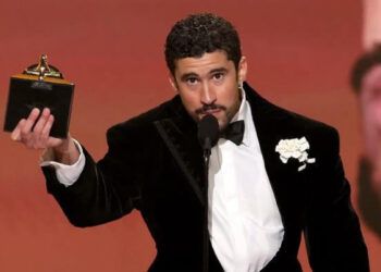 Bad Bunny hace historia en los Grammy y critica al ICE