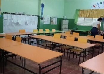Baja asistencia escolar tras lluvias en Santo Domingo