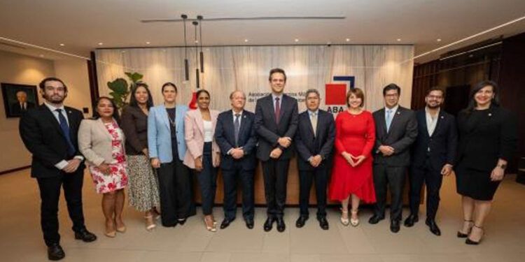 Bancos múltiples dominicanos dialogan con el FMI sobre avances financieros