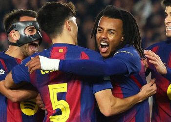 Barcelona remonta con doblete de Koundé y vence al Eintracht