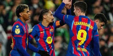 Barcelona sufre en Santander y avanza a cuartos de Copa