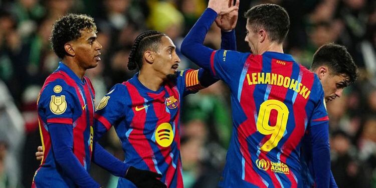Barcelona sufre en Santander y avanza a cuartos de Copa