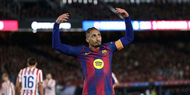 Barcelona vence 3-1 al Atlético y se afianza en el liderato
