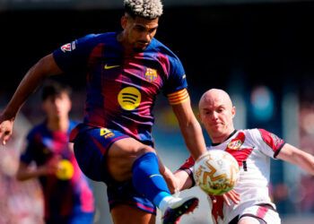 Barcelona vence al Rayo y sigue líder en LaLiga