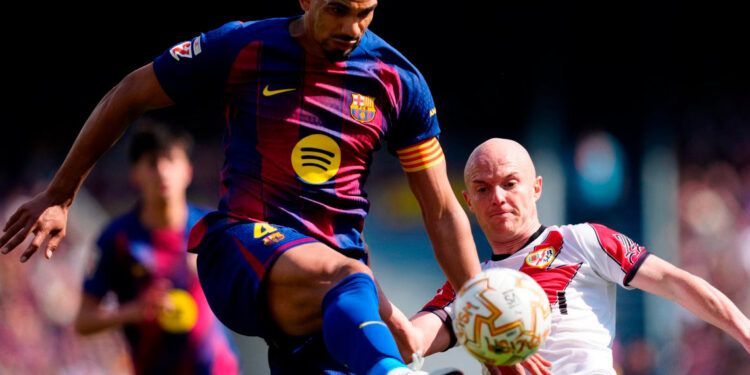 Barcelona vence al Rayo y sigue líder en LaLiga