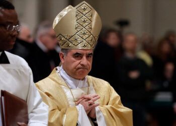 Angelo Becciu renuncia al cónclave por voluntad del papa