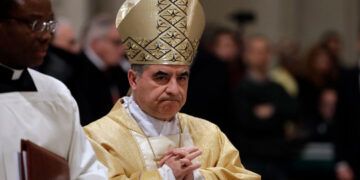 Angelo Becciu renuncia al cónclave por voluntad del papa