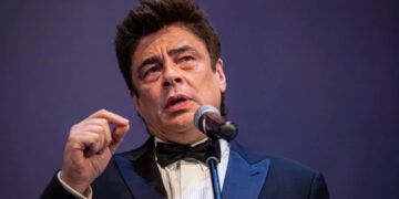 Benicio del Toro causa confusión en aeropuerto por guion de película