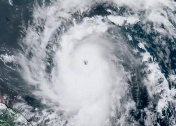 Beryl se convierte en huracán categoría 5.