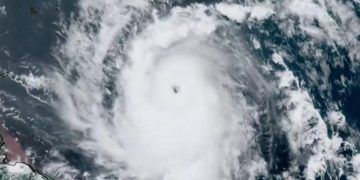 Beryl se convierte en huracán categoría 5.
