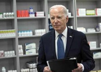 Biden firma acuerdo para reducir precios de medicamentos en Medicare