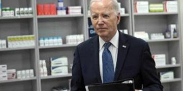 Biden firma acuerdo para reducir precios de medicamentos en Medicare