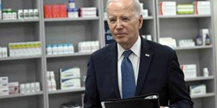 Biden firma acuerdo para reducir precios de medicamentos en Medicare