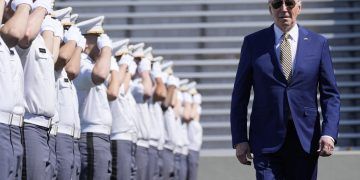 Biden permite a Ucrania usar armas estadounidenses en defensa de Járkiv