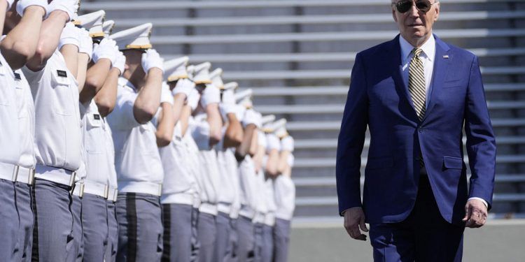Biden permite a Ucrania usar armas estadounidenses en defensa de Járkiv