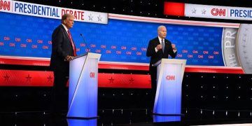 Biden titubea y Trump responde con falsedades en debate crucial