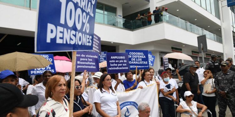 Bioanalistas exigen aumento a pensiones de RD$10,000