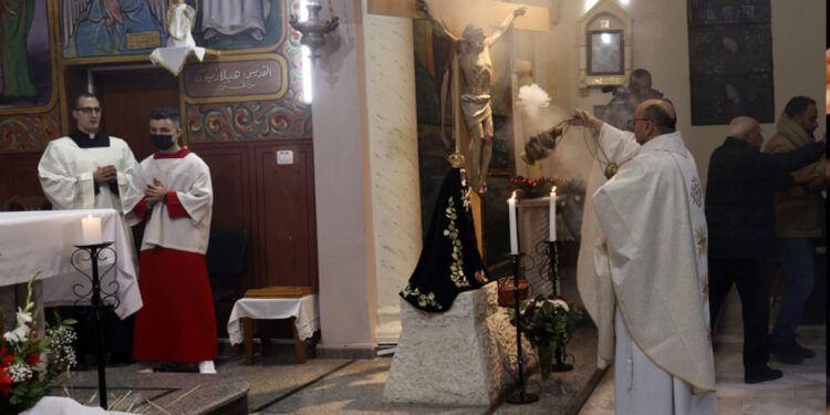 Bombardeo israelí a iglesia católica en Gaza deja dos muertos y varios heridos