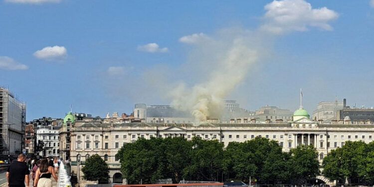 Bomberos británicos controlan incendio en Somerset House en Londres