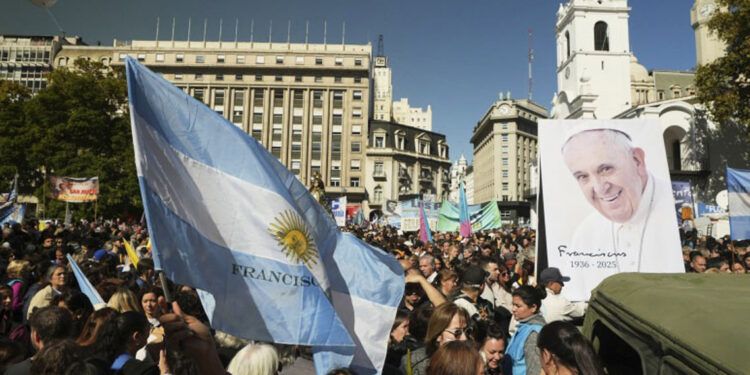 Buenos Aires despide al papa Francisco con emotiva procesión