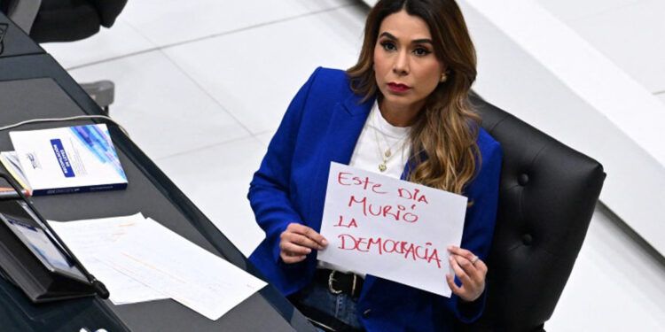 Bukele niega que reelección indefinida marque el fin de la democracia en El Salvador