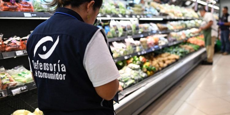 Bukele ordena investigar altos precios en supermercados