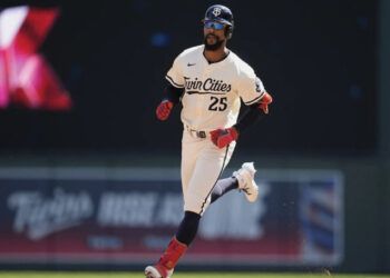 Buxton fija récord de jonrones y Mellizos superan a Padres
