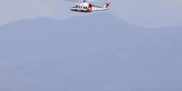 Buzos italianos abren acceso en yate hundido en Sicilia para buscar desaparecidos