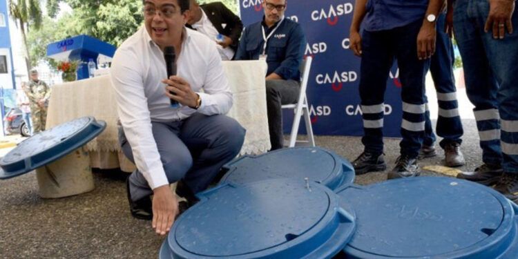 CAASD instala 40 tapas plásticas en filtrantes del Gran Santo Domingo