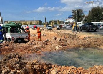 CAASD repara avería en tubería por obras en la Luperón
