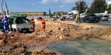 CAASD repara avería en tubería por obras en la Luperón