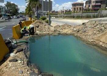 Caasd trabaja para frenar fuga de agua en la 27 de Febrero