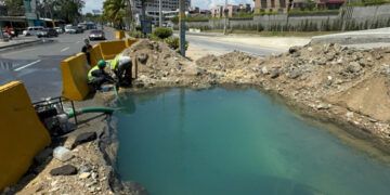 Caasd trabaja para frenar fuga de agua en la 27 de Febrero