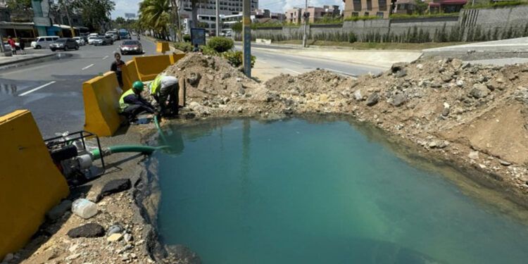 Caasd trabaja para frenar fuga de agua en la 27 de Febrero