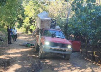 Cable eléctrico cae sobre camioneta y mata a dos jóvenes en Espaillat