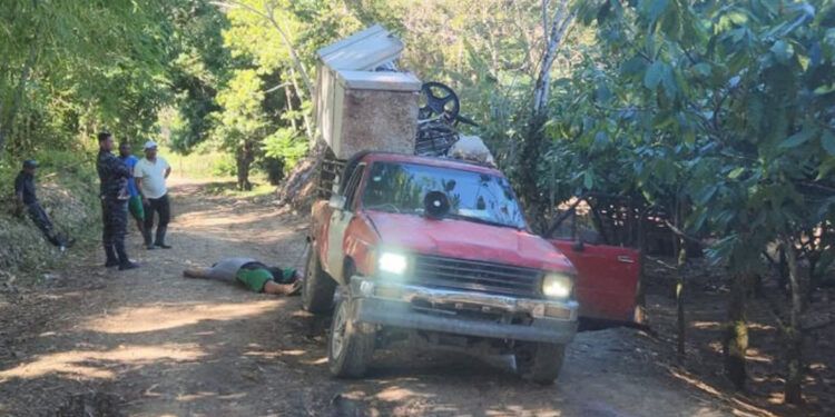Cable eléctrico cae sobre camioneta y mata a dos jóvenes en Espaillat