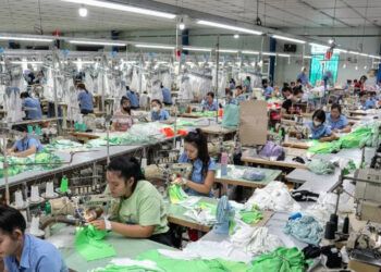 Caen bolsas y petróleo tras represalia de China a aranceles de Trump