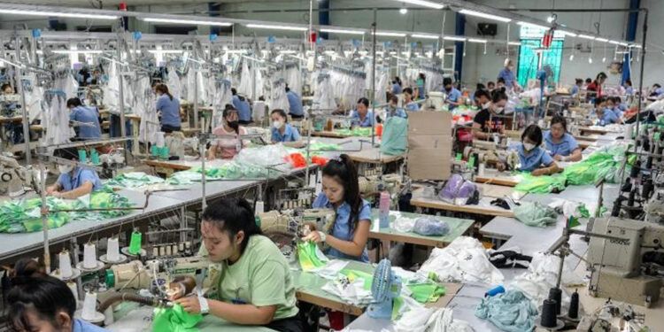 Caen bolsas y petróleo tras represalia de China a aranceles de Trump