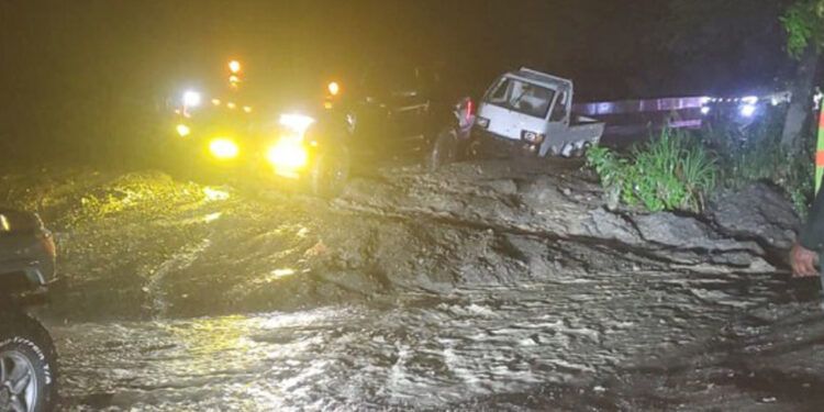 Camiones de carga quedan varados en carretera Ocoa-Cruce por deslizamiento