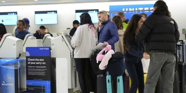 Cancelan 100 vuelos en Newark por fallo aéreo