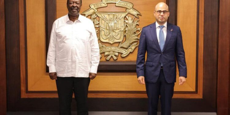 Canciller de Kenia llega a RD para reunión con Abinader el martes