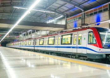 Caos en Villa Mella por cierre de estaciones del Metro y desvío con autobuses