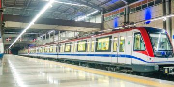 Caos en Villa Mella por cierre de estaciones del Metro y desvío con autobuses