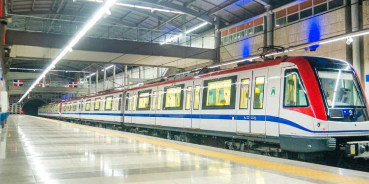 Caos en Villa Mella por cierre de estaciones del Metro y desvío con autobuses